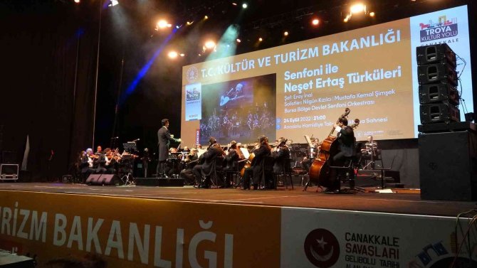 Bakan Ersoy, ‘Senfoni ile Nejat Ertaş Türküleri’ konserine katıldı