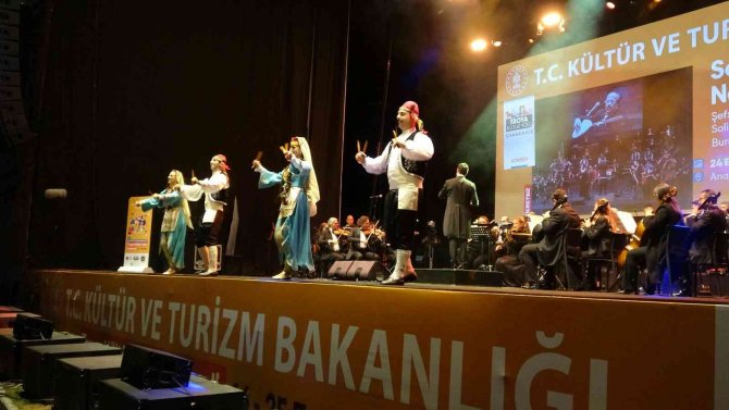 Bakan Ersoy, ‘Senfoni ile Nejat Ertaş Türküleri’ konserine katıldı