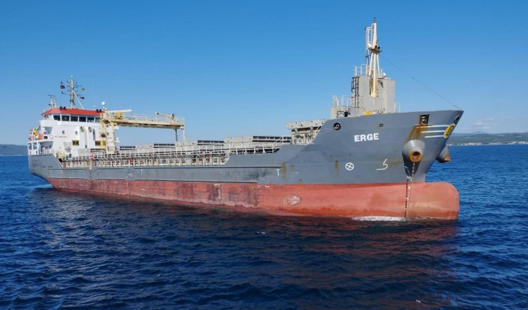 Çanakkale Boğazı'nda makine arızası yapan gemi kurtarıldı