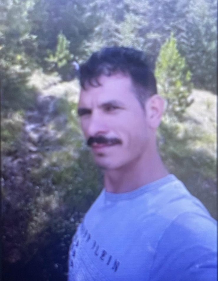 Eski komşusunu satırla öldürdü