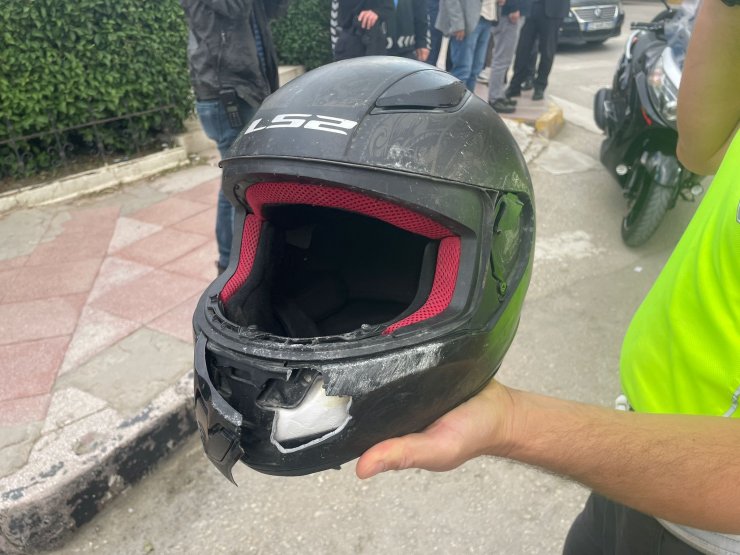 Kaskı sayesinde hayatta kalan motosiklet sürücüsüne 'yeni kask' hediye edildi