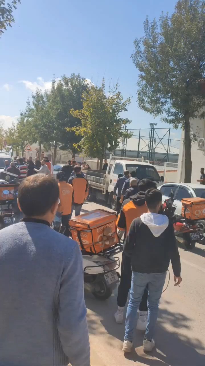 Motosikletli kurye kaza sonucu öldü, ortalık karıştı