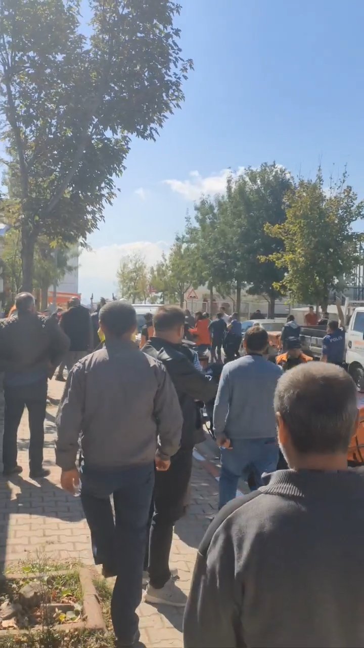 Motosikletli kurye kaza sonucu öldü, ortalık karıştı