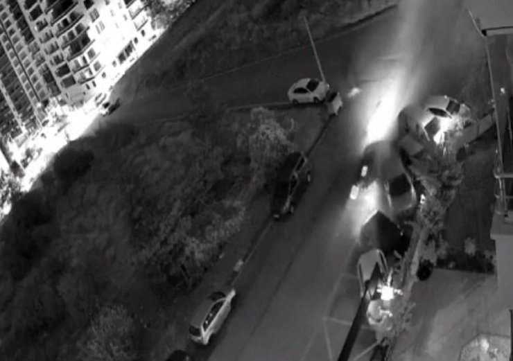 Park halindeki 6 araca çarptı, kaza güvenlik kamerasına yansıdı