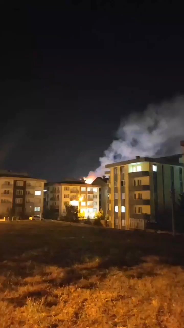 Restoranda çıkan yangın terasa sıçradı; vatandaşlar 'özçekim' yaptı