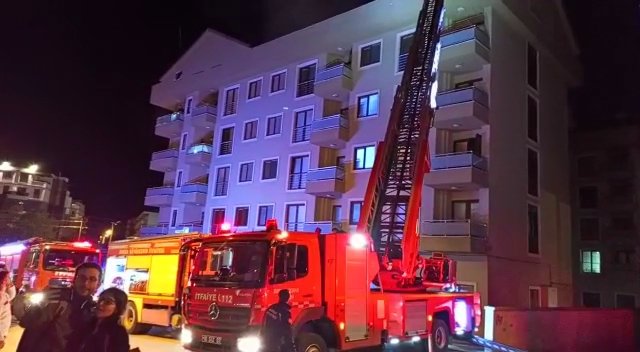 Restoranda çıkan yangın terasa sıçradı; vatandaşlar 'özçekim' yaptı