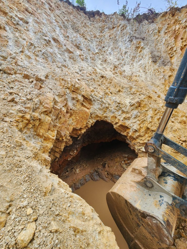 Yol çalışmasında yer altı mağarası bulundu