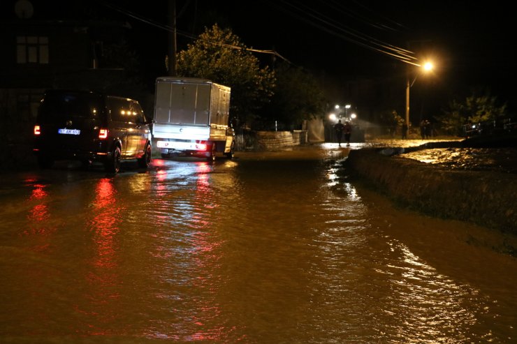 Dere taştı, restoranda doğum günü kutlayanlar mahsur kaldı
