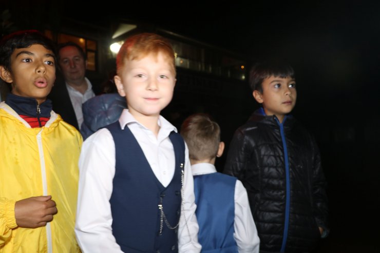 Dere taştı, restoranda doğum günü kutlayanlar mahsur kaldı