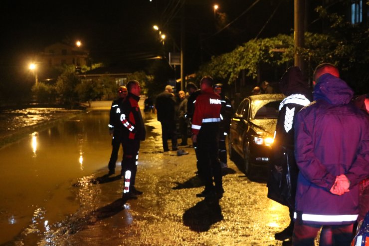 Dere taştı, restoranda doğum günü kutlayanlar mahsur kaldı