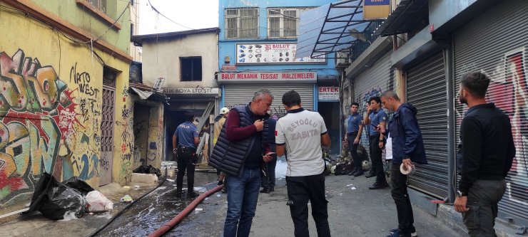 Boya imalathanesinde yangın