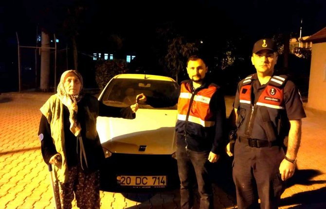 Çalınan hatıralarına kavuşunca duygusal anlar yaşadı