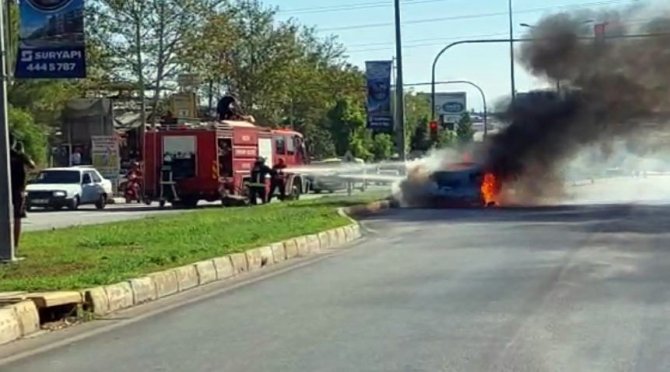Çıkan yangında alev topuna dönen araç kullanılamaz hale geldi