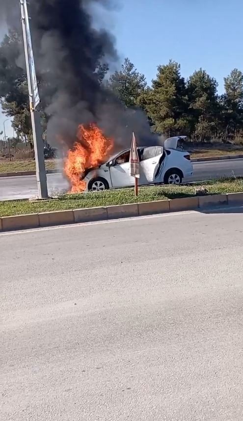 Çıkan yangında alev topuna dönen araç kullanılamaz hale geldi