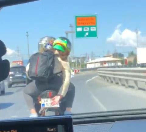 Eliyle motosikletin plakasını kapatıp gişelerden kaçak geçti