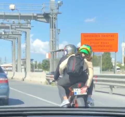 Eliyle motosikletin plakasını kapatıp gişelerden kaçak geçti