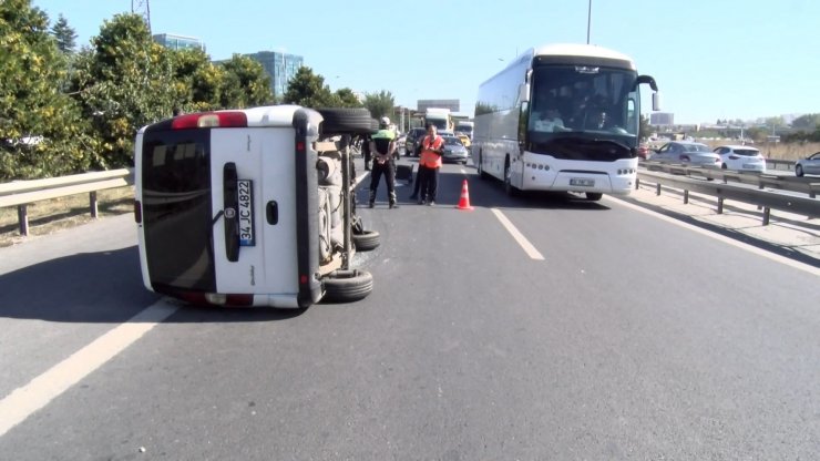 Hafif ticari araç otomobile çarpıp yan yattı: 3 yaralı