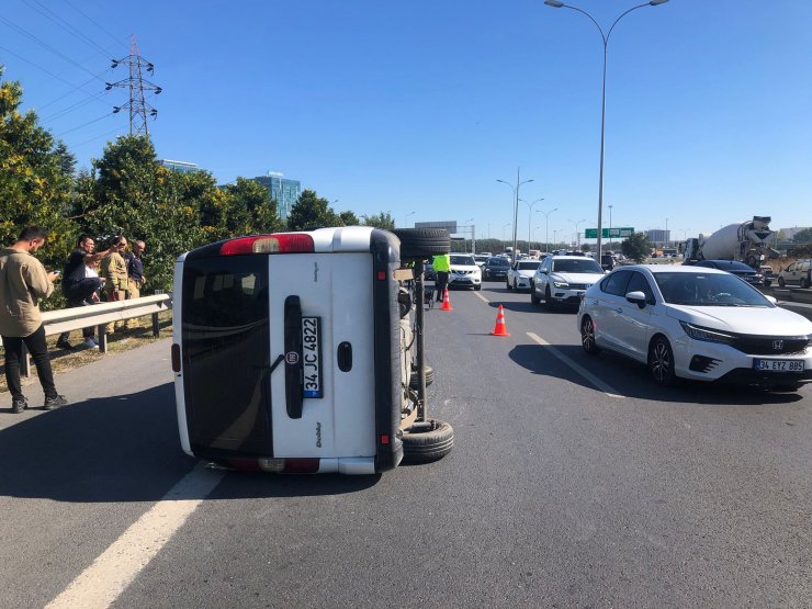 Hafif ticari araç otomobile çarpıp yan yattı: 3 yaralı