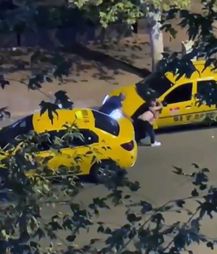 İki taksici,  tartıştıkları skuter sürücüsünü sopayla dövdü