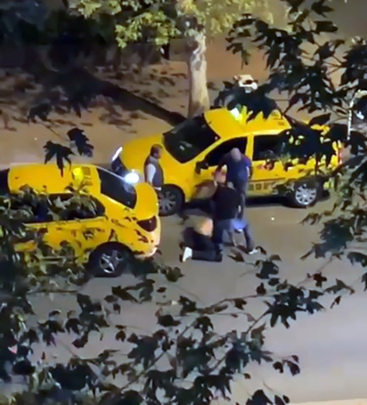 İki taksici,  tartıştıkları skuter sürücüsünü sopayla dövdü