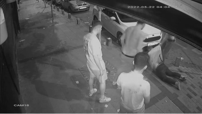 İstanbul’da dehşet anları kamerada: Şehir eşkıyaları öldüresiye dövdü