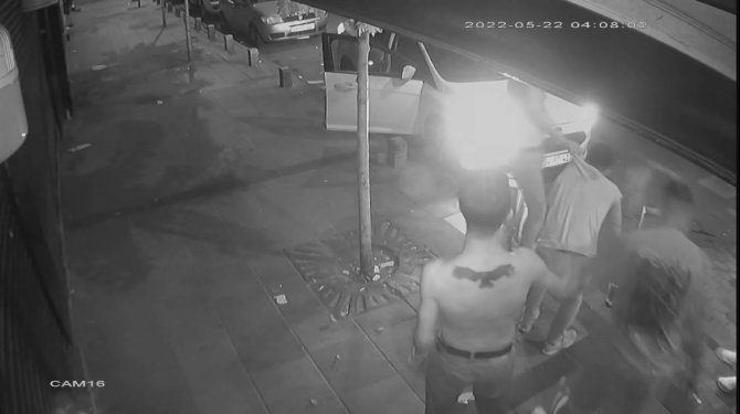 İstanbul’da dehşet anları kamerada: Şehir eşkıyaları öldüresiye dövdü