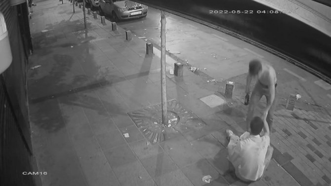 İstanbul’da dehşet anları kamerada: Şehir eşkıyaları öldüresiye dövdü