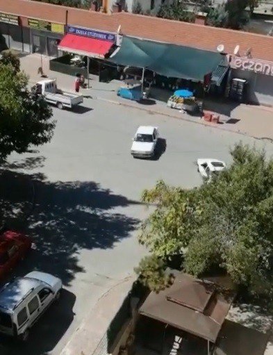 Konya'da trafiğe açık caddenin ortasında karşılıklı drift yaptılar!