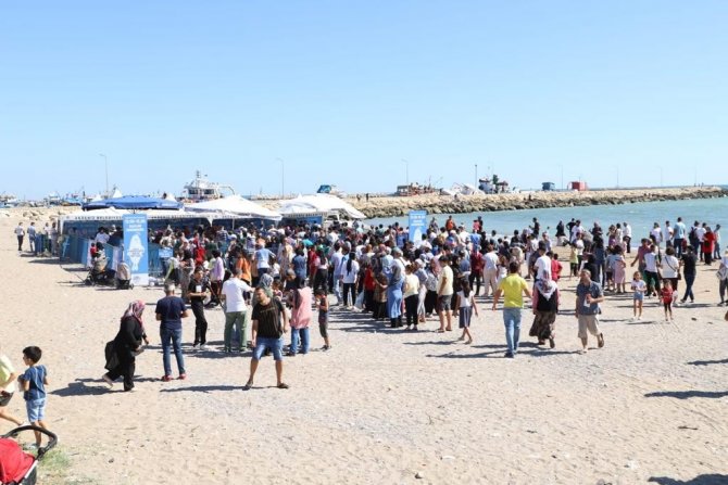 Mersinliler balığa doydu, festivalde tam 10 ton balık ekmek dağıtıldı