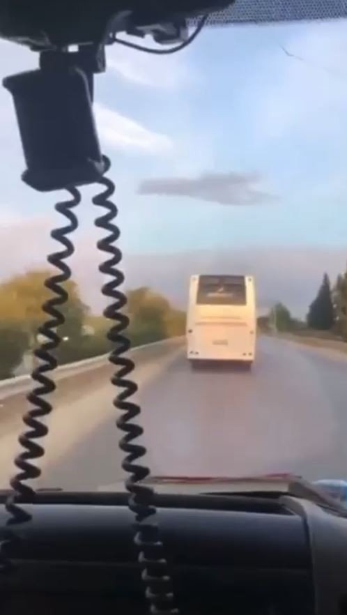Siren çalıp uyarı yapan ambulansa ısrarla yol vermedi