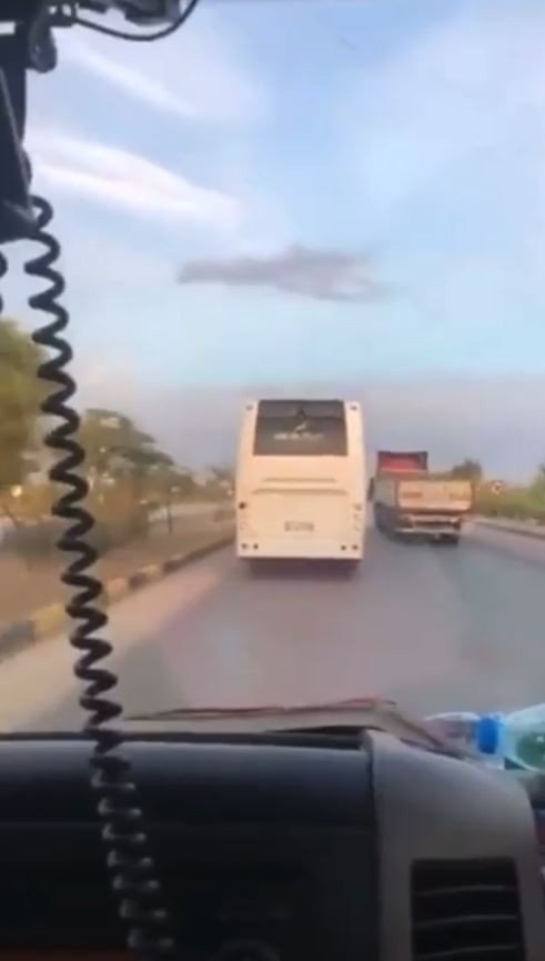 Siren çalıp uyarı yapan ambulansa ısrarla yol vermedi