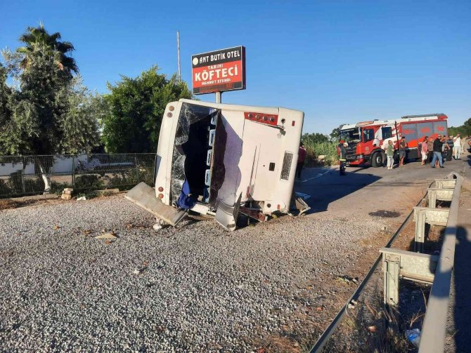 Tır ile midibüs çarpıştı: 3 yaralı
