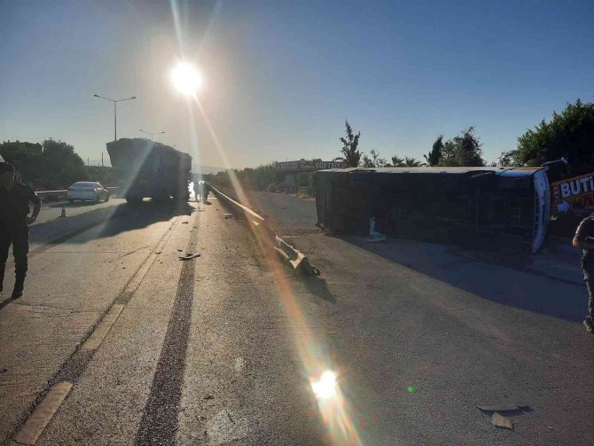 Tır ile midibüs çarpıştı: 3 yaralı