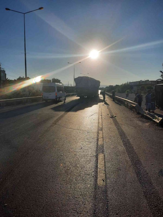 Tır ile midibüs çarpıştı: 3 yaralı