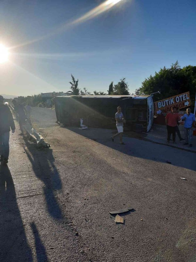 Tır ile midibüs çarpıştı: 3 yaralı