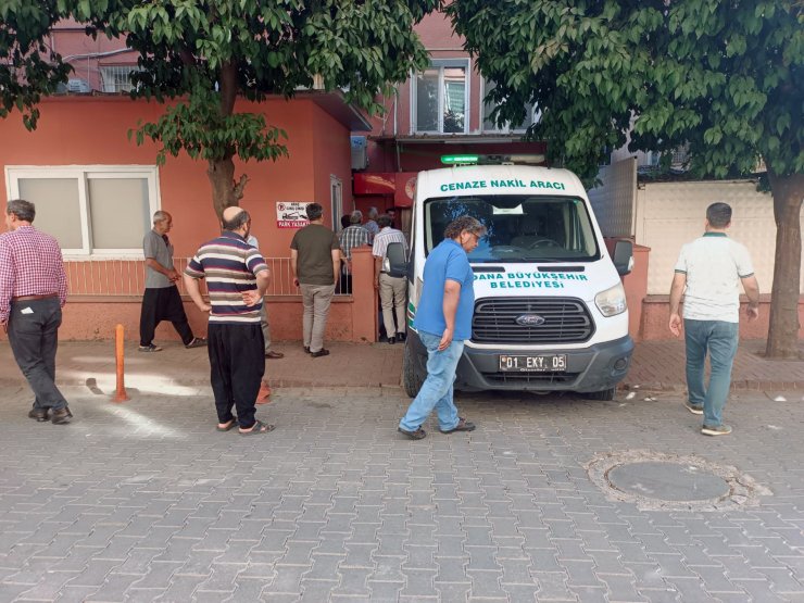 Torununun kınası için sokakta beklerken başından vuruldu