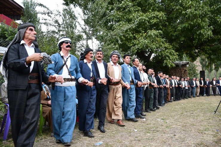 5 bin kişinin katıldığı düğününde gelin ve damada takılan parayı 9 kişi saydı