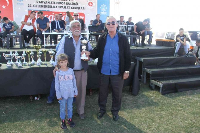 At yarışında jokey attan düştü, sazlıklar arasında kaybolan at saatler sonra bulundu