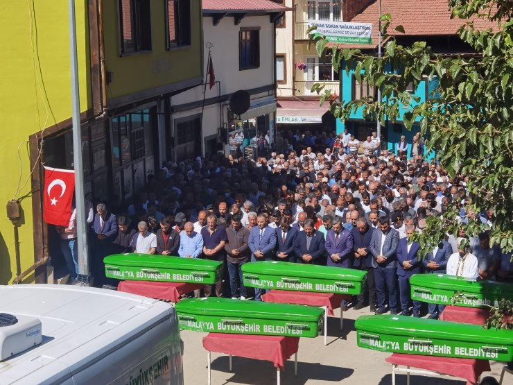 Aynı aileden 6 kişi, gözyaşlarıyla son yolculuklarına uğurlandı