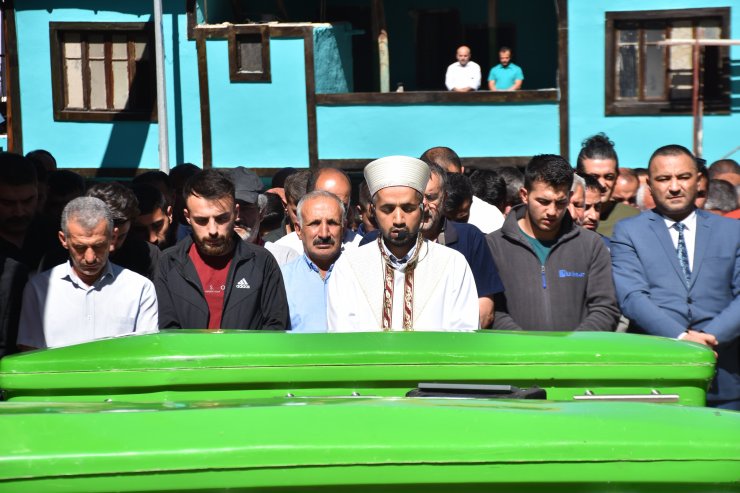 Aynı aileden 6 kişi, gözyaşlarıyla son yolculuklarına uğurlandı