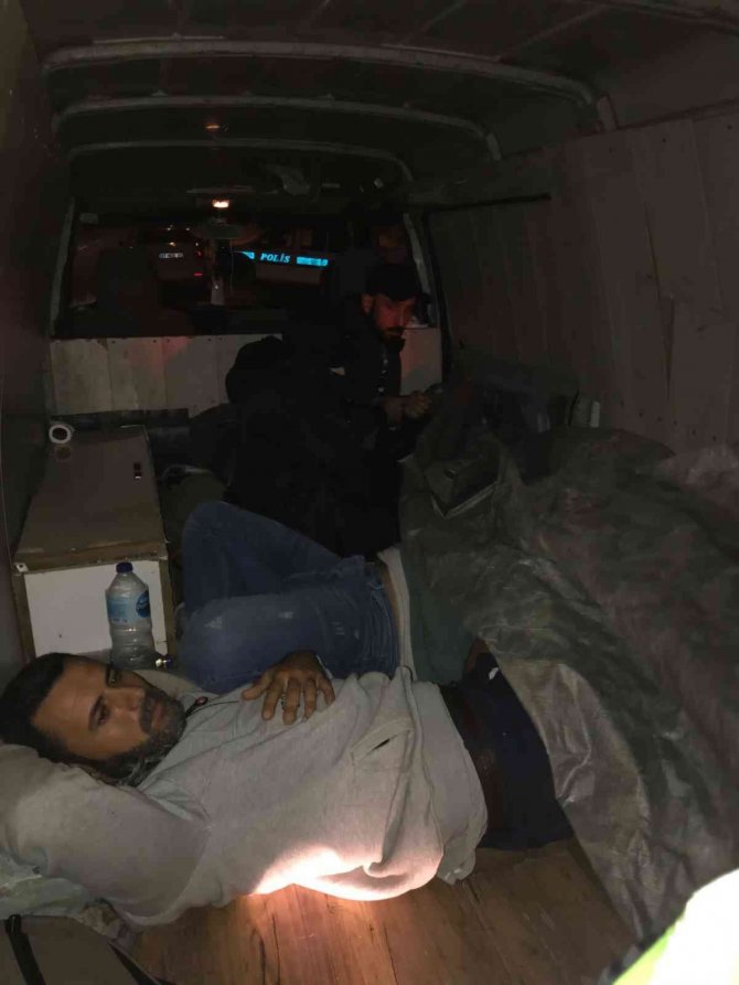 Brandanın altında 4 düzensiz göçmen yakalandı