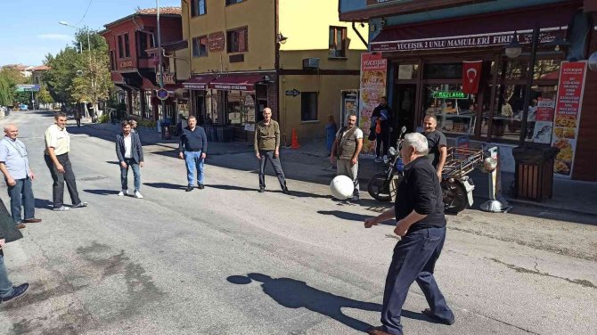 Cadde kapatma uygulamasını top oynayarak protesto ettiler