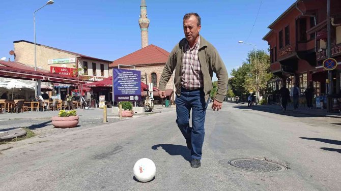 Cadde kapatma uygulamasını top oynayarak protesto ettiler