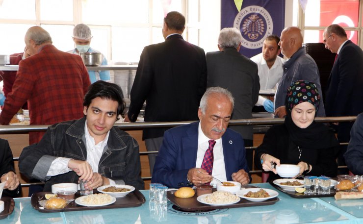 Davulluzurnalı açılış! Üniversitenin yanan yemekhanesine onarılarak hizmete açıldı