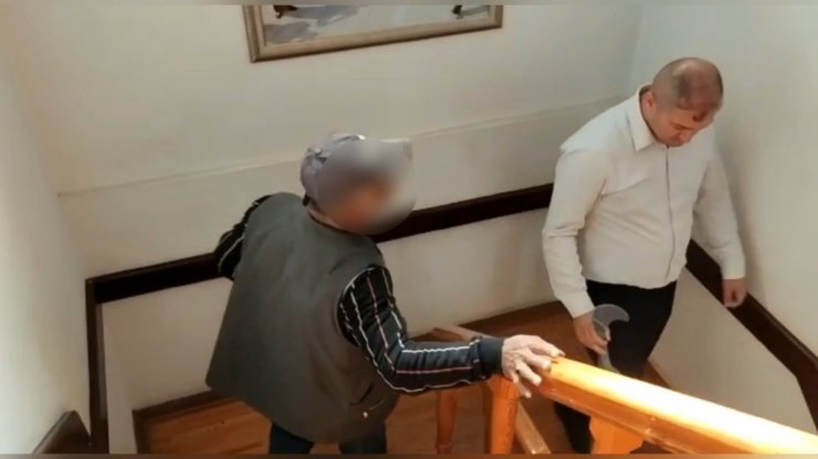 Dilenci koltuk değneğiyle girdiği zabıta karakolundan yürüyerek çıktı