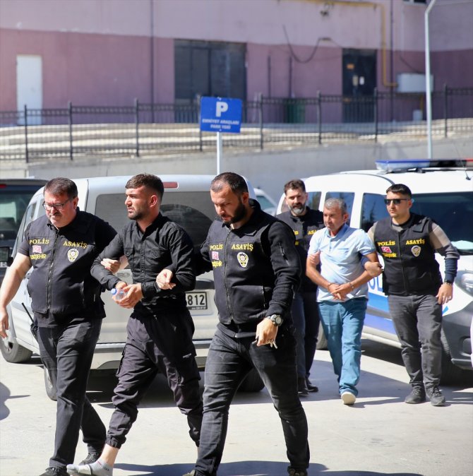 Ev basıp, akrabalarını öldüren baba ve 2 oğlu tutuklandı