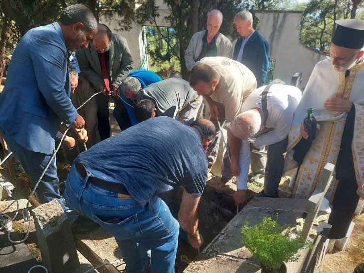 Ölümünden 14 yıl sonra toprağa verildi