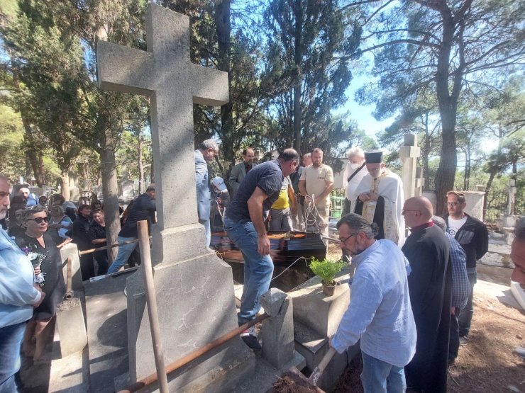 Ölümünden 14 yıl sonra toprağa verildi