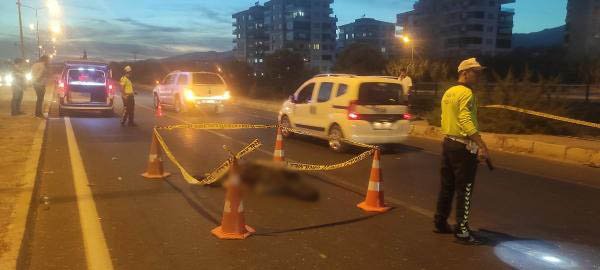 Otomobilin çarptığı motosiklet sürücüsü öldü