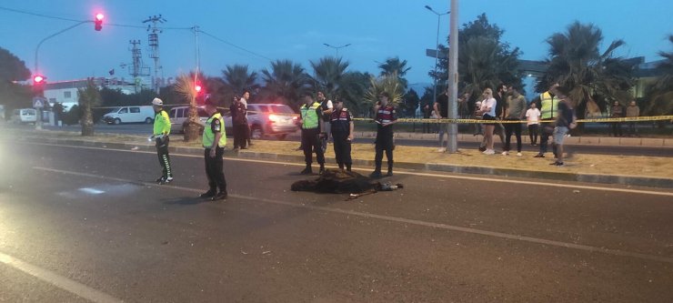 Otomobilin çarptığı motosiklet sürücüsü öldü